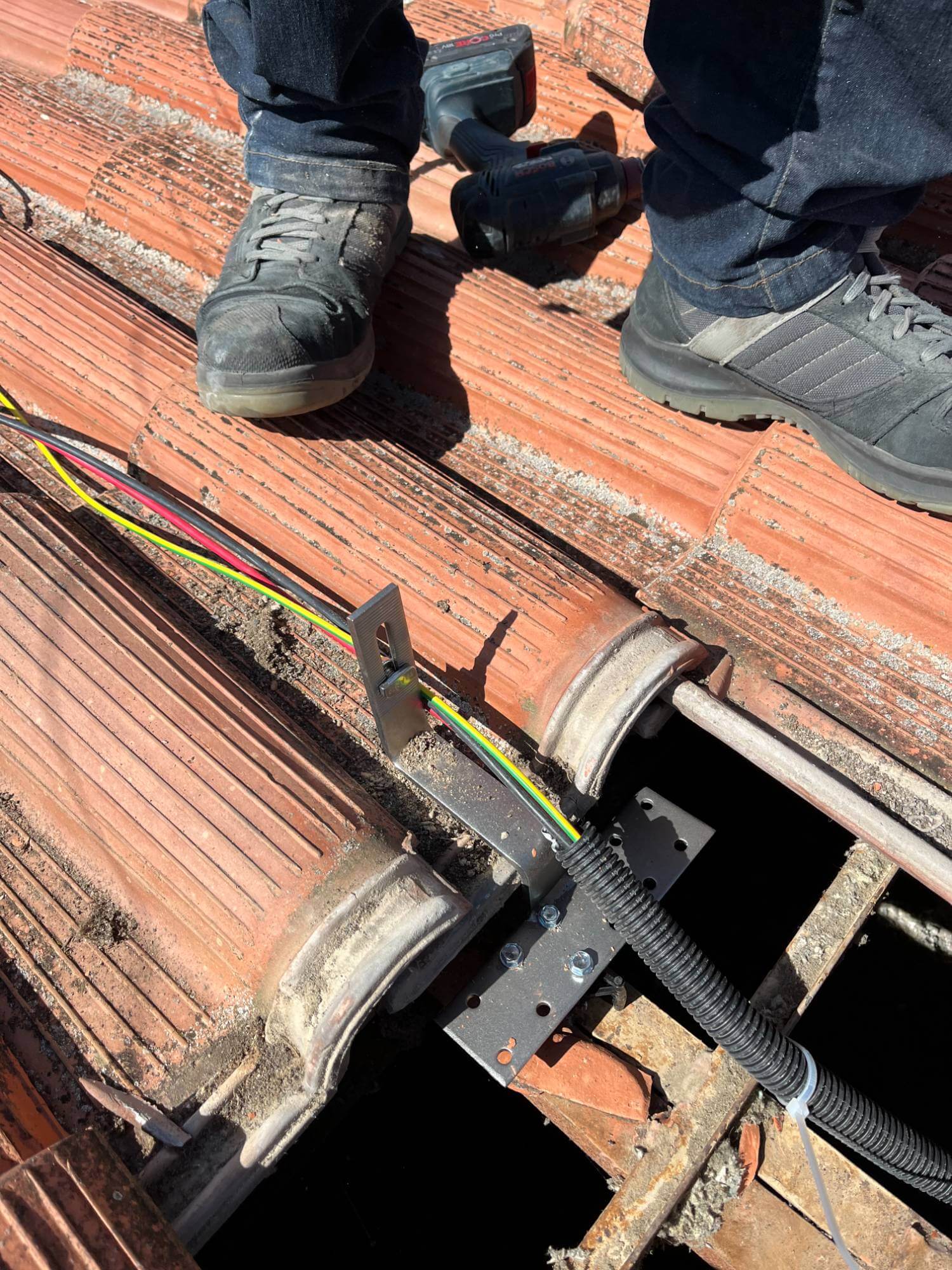Dépannage en urgence sur toiture à Montpellier — reprise de passage de câbles défectueux et sécurisation — SoliaTech