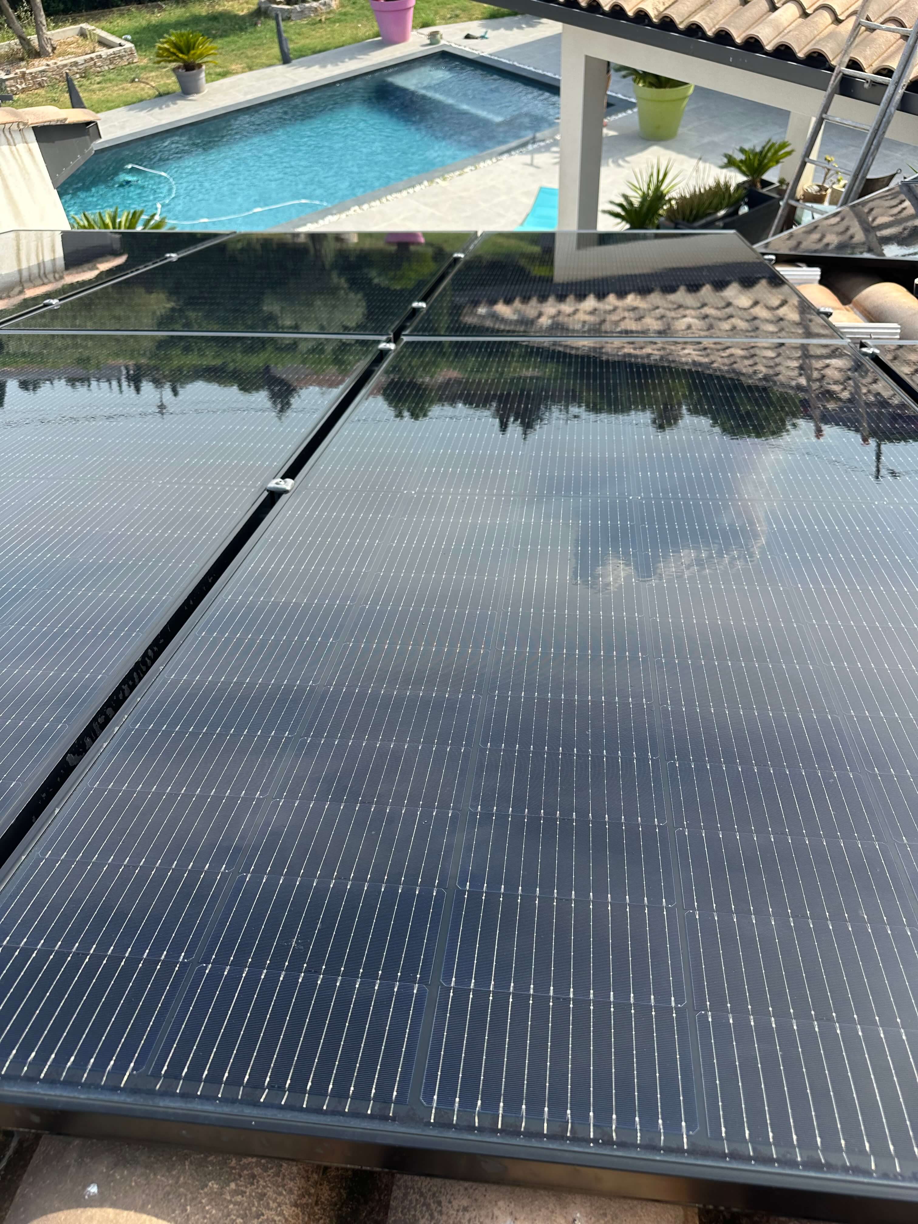 Nettoyage panneaux solaires à Saint-Aunès (34130) — panneaux monocristallins propres sur villa avec piscine — SoliaTech